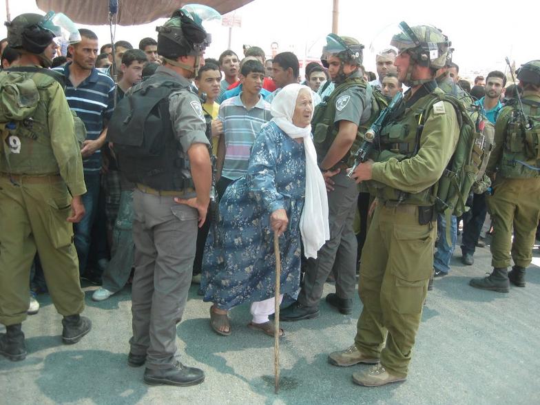 israeli_soldiers_and_palestinian_old_woman